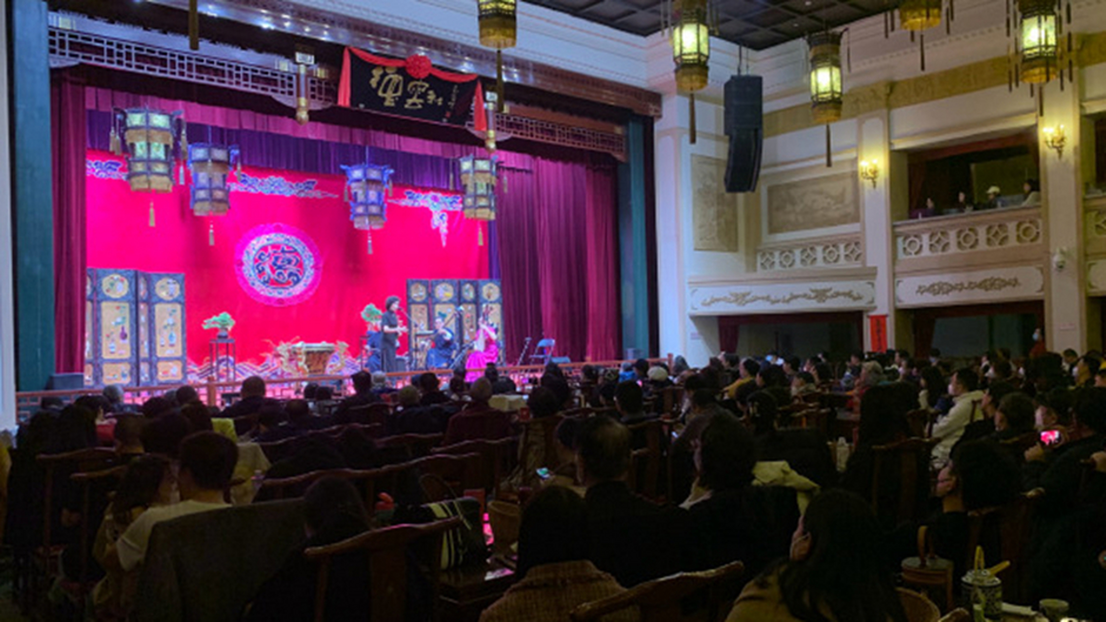 现场氛围：观众席座无虚席，气氛火热沸腾！的简单介绍
